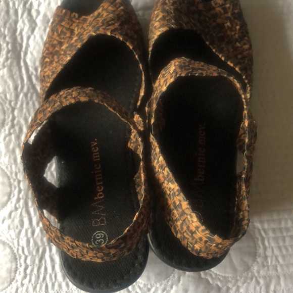 Nice sandals! - Picture 6 of 7